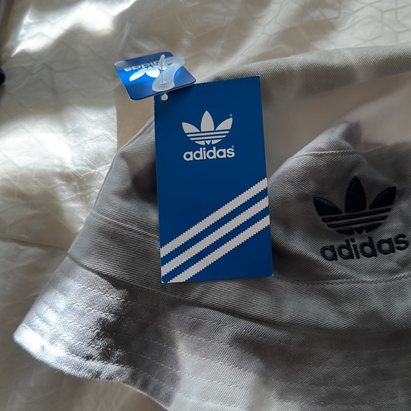 Adidas Bucket hat - Picture 2 of 4